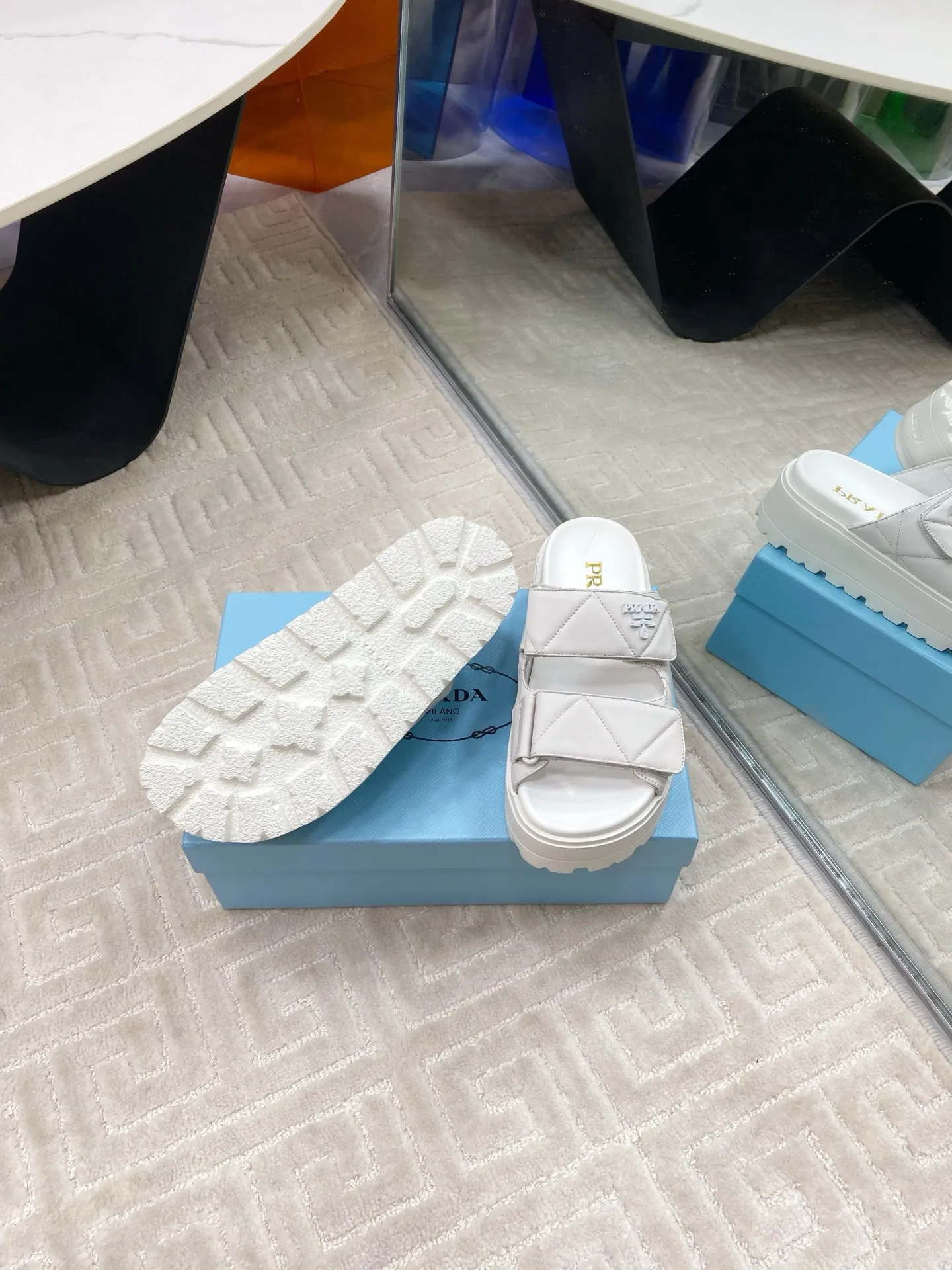 👟👟Ex-factory price 580👟👟 Prada Prada 2025 spring and summer new sandals Roman thick-soled Velcro sandals slippers The latest catwalk style, classic upgrades Comfort and fashionability coexist Each color combination looks good, and the design matches different style needs Upper: Original customized cowhide Lining: Original customized sheepskin lining, cowhide Foot pads Outsole: Original open-molded anti-slip outsole Shoe size: 35-40